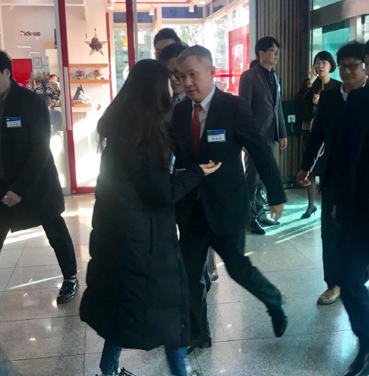 하현회 LG유플러스 부회장(가운데)이 4일 서울 강남구 한국과학기술회관에서 열린 '2019년 과학기술인·정보방송통신인 신년인사회'에 입장하고 있다. 디지털타임스